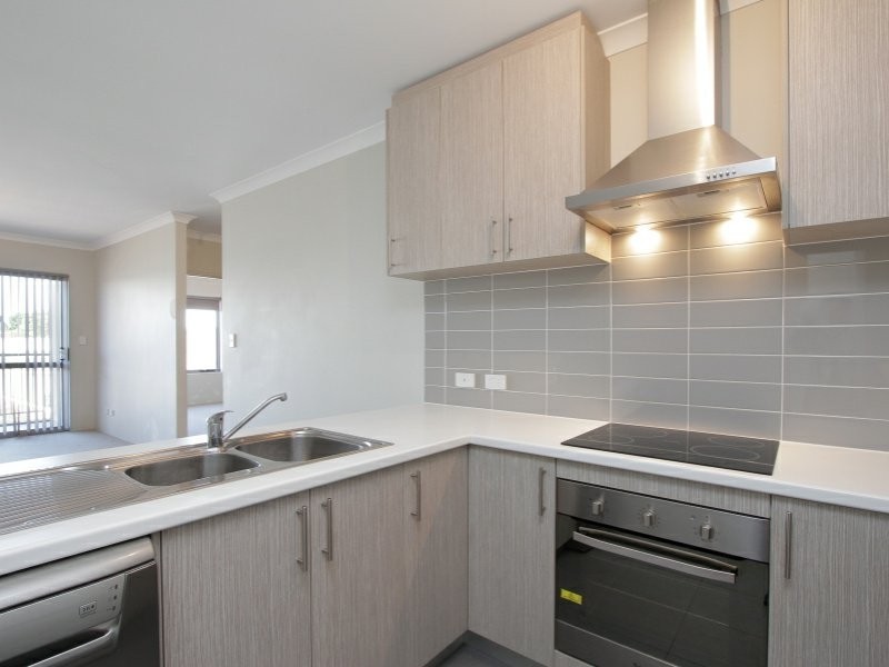 16/148 Railway Parade, Queens Park WA 6107