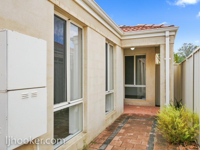 8/2 Hobby Retreat, Queens Park WA 6107
