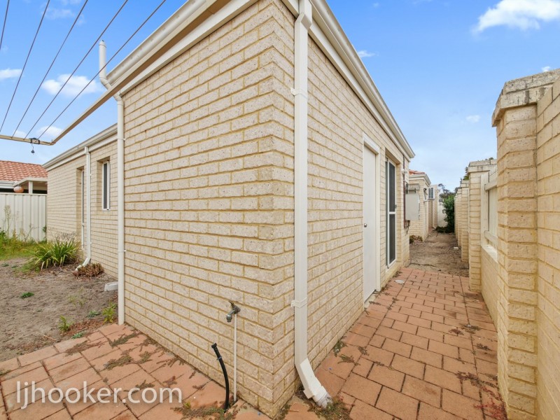 8/2 Hobby Retreat, Queens Park WA 6107