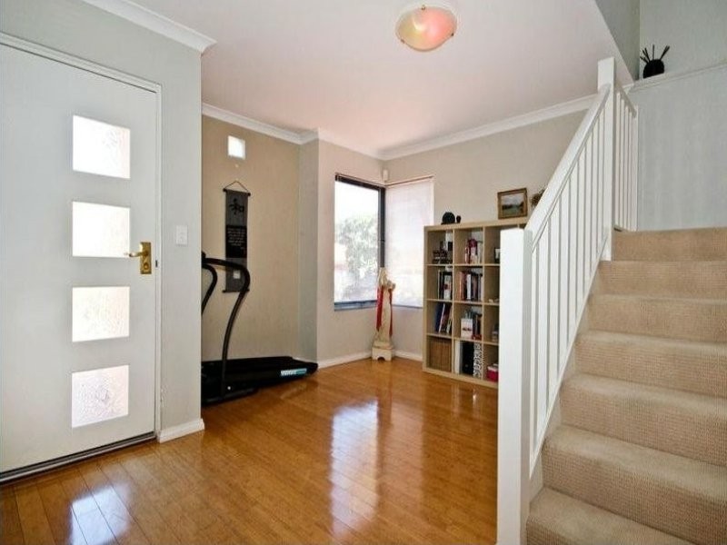 2/16 The Crescent, Redcliffe WA 6104