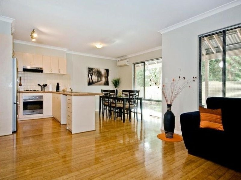 2/16 The Crescent, Redcliffe WA 6104