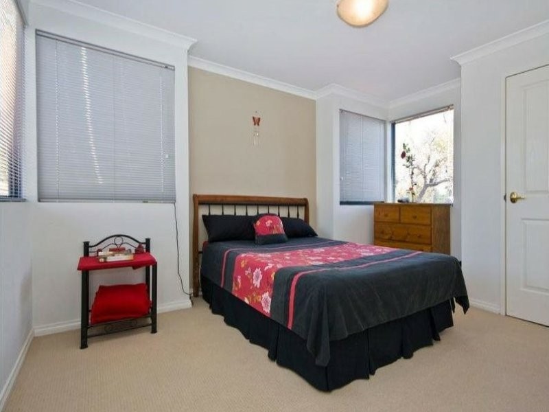 2/16 The Crescent, Redcliffe WA 6104