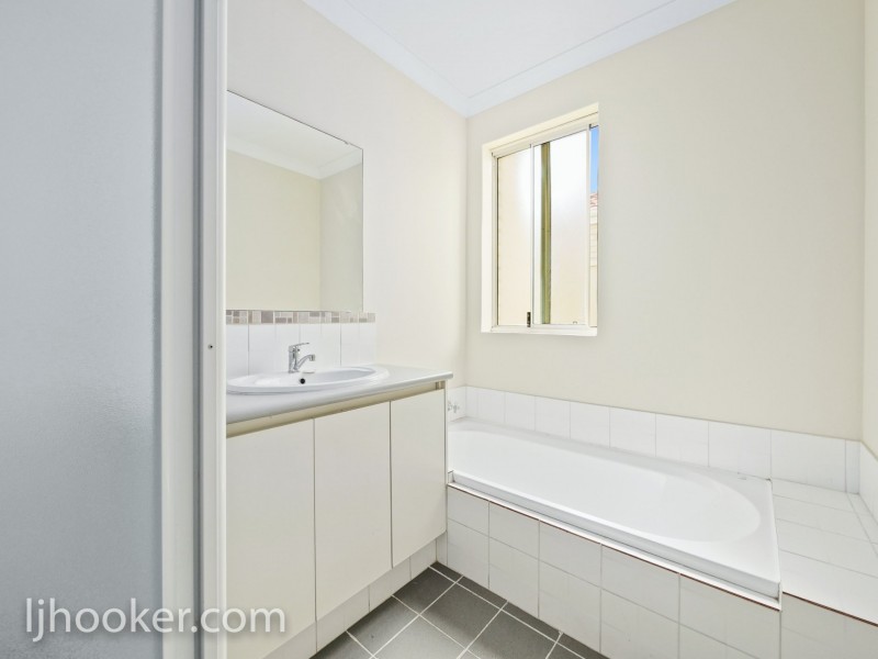 8/2 Hobby Retreat, Queens Park WA 6107