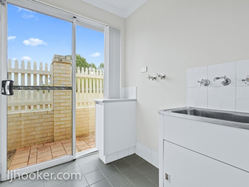 8/2 Hobby Retreat, Queens Park WA 6107