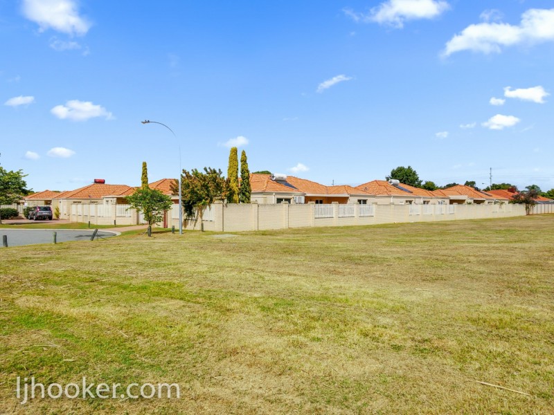 8/2 Hobby Retreat, Queens Park WA 6107