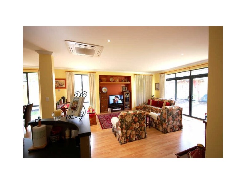 40 Lowan Loop, Karawara WA 6152