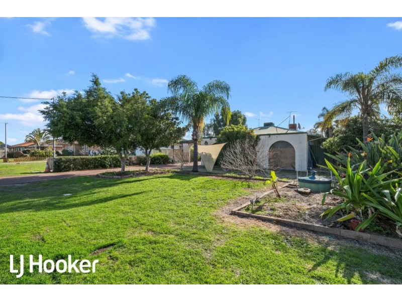 228 Wharf Street, Queens Park WA 6107