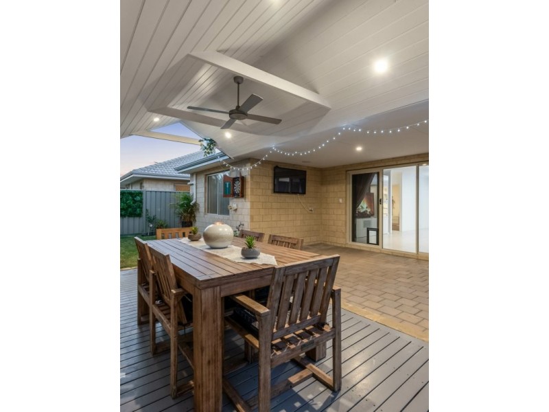 8 Serisier Parkway, Queens Park WA 6107