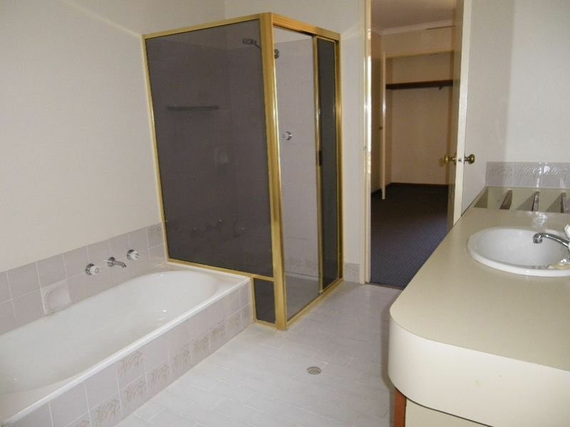 2/4 Chich Place, Cannington WA 6107