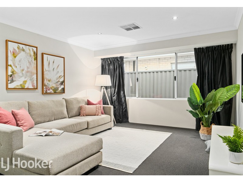 8 Barrington Avenue, Champion Lakes WA 6111