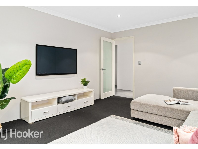 8 Barrington Avenue, Champion Lakes WA 6111