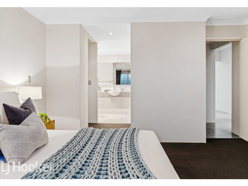 8 Barrington Avenue, Champion Lakes WA 6111