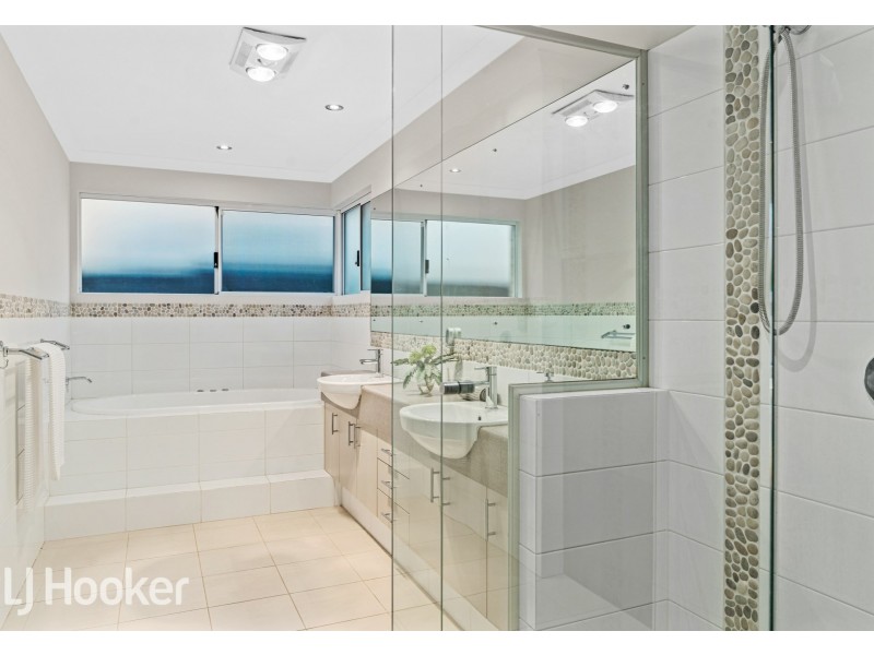 8 Barrington Avenue, Champion Lakes WA 6111