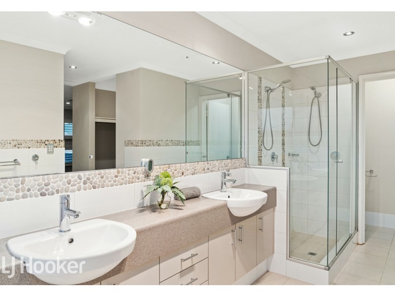 8 Barrington Avenue, Champion Lakes WA 6111