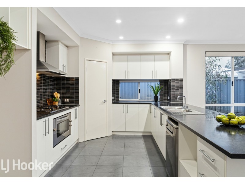 8 Barrington Avenue, Champion Lakes WA 6111