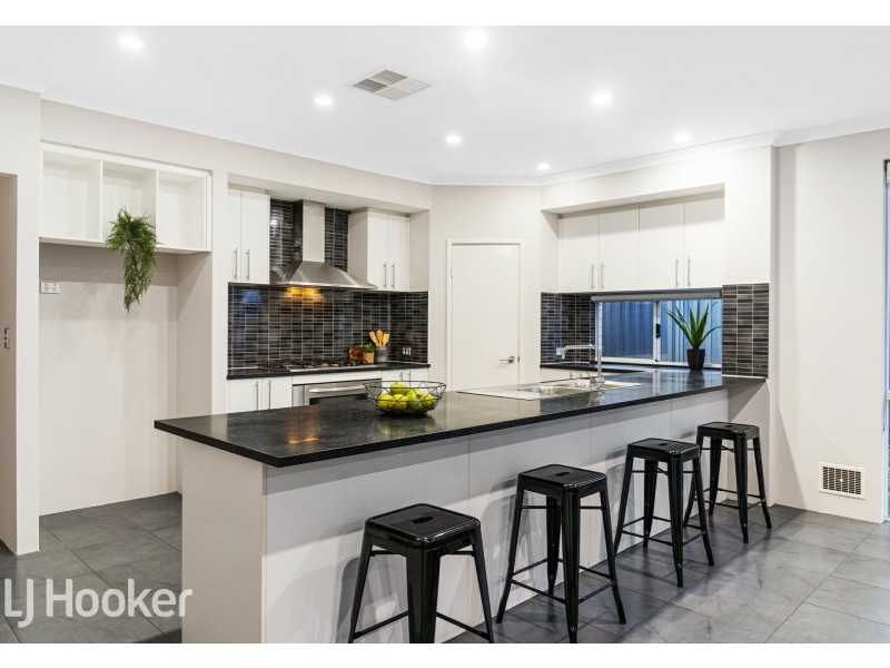 8 Barrington Avenue, Champion Lakes WA 6111