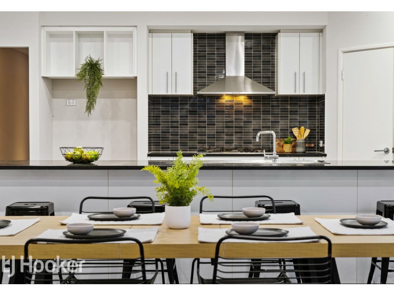 8 Barrington Avenue, Champion Lakes WA 6111