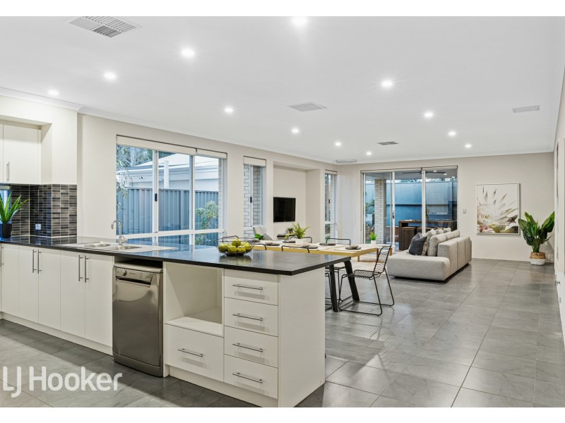 8 Barrington Avenue, Champion Lakes WA 6111