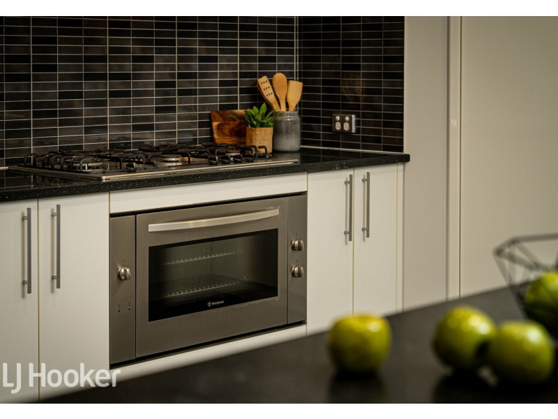 8 Barrington Avenue, Champion Lakes WA 6111