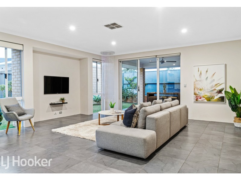 8 Barrington Avenue, Champion Lakes WA 6111