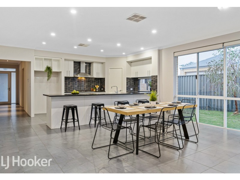 8 Barrington Avenue, Champion Lakes WA 6111