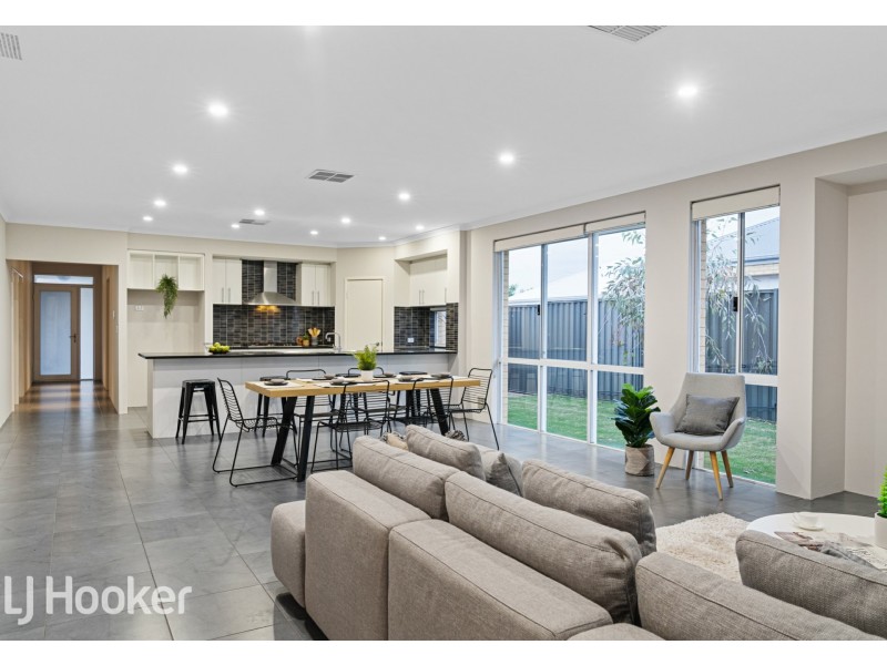 8 Barrington Avenue, Champion Lakes WA 6111