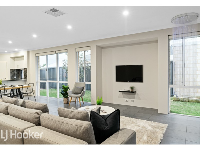 8 Barrington Avenue, Champion Lakes WA 6111