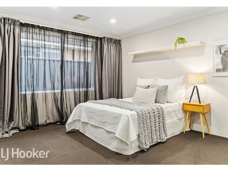 8 Barrington Avenue, Champion Lakes WA 6111