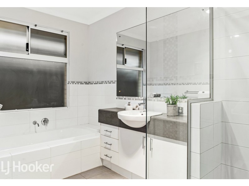 8 Barrington Avenue, Champion Lakes WA 6111