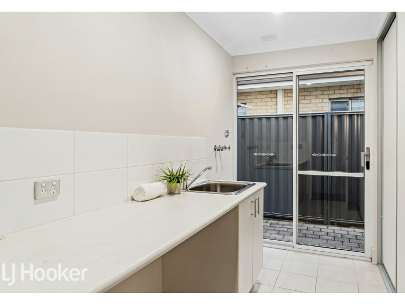 8 Barrington Avenue, Champion Lakes WA 6111