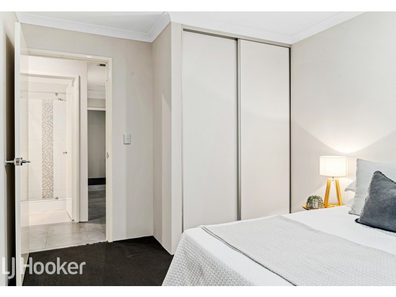 8 Barrington Avenue, Champion Lakes WA 6111