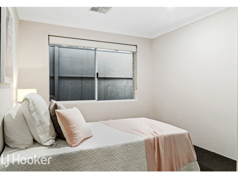 8 Barrington Avenue, Champion Lakes WA 6111