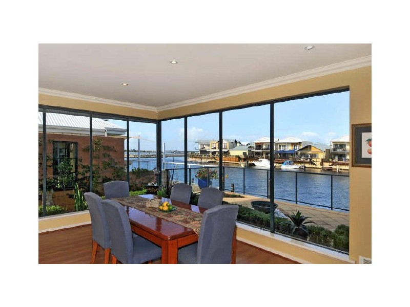 4 Bermuda Place, Halls Head WA 6210