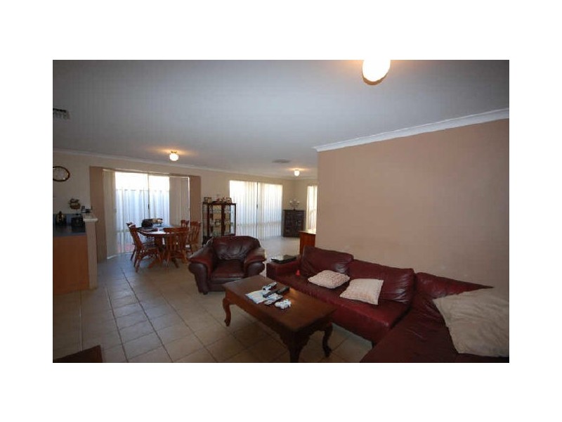 13 Spoonbill Place, Queens Park WA 6107