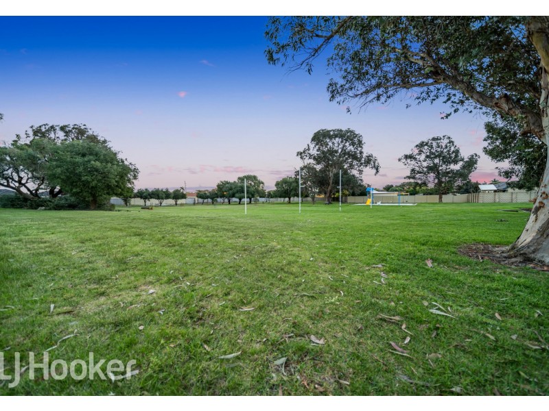 19 Retchford Way, Queens Park WA 6107