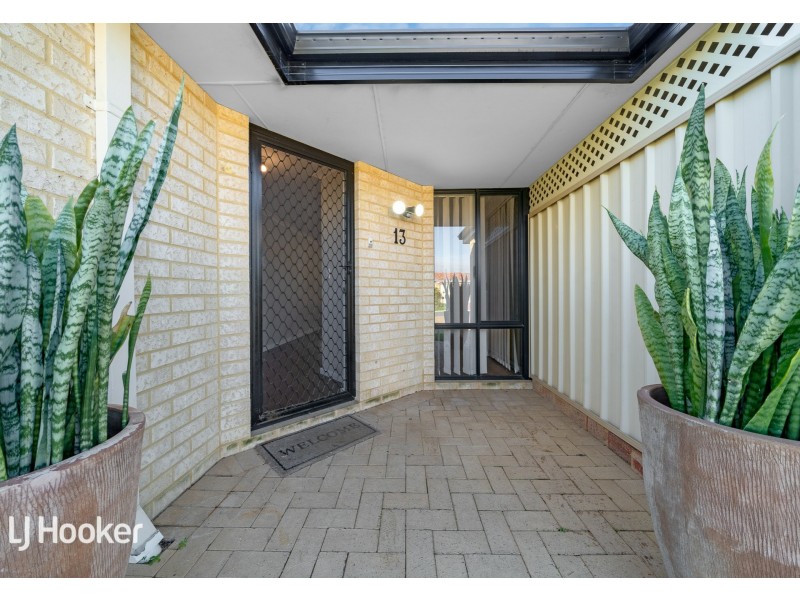 13 Mannix Pass, Queens Park WA 6107