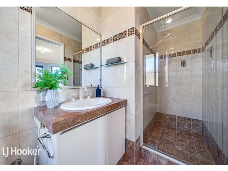 13 Mannix Pass, Queens Park WA 6107