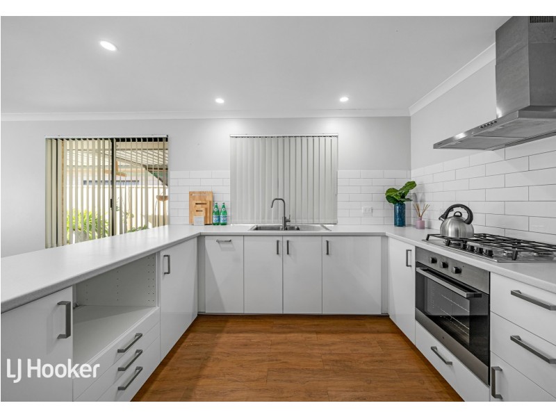 13 Mannix Pass, Queens Park WA 6107