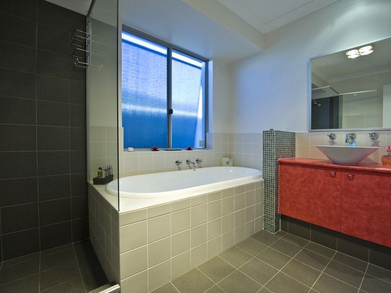 3/2A Reen Street, St James WA 6102