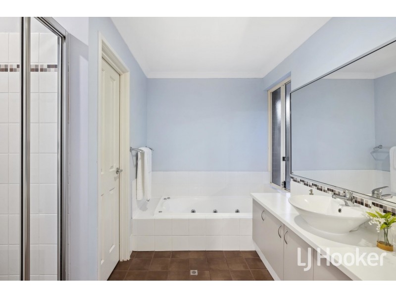 40 Columbia Parkway, Piara Waters WA 6112