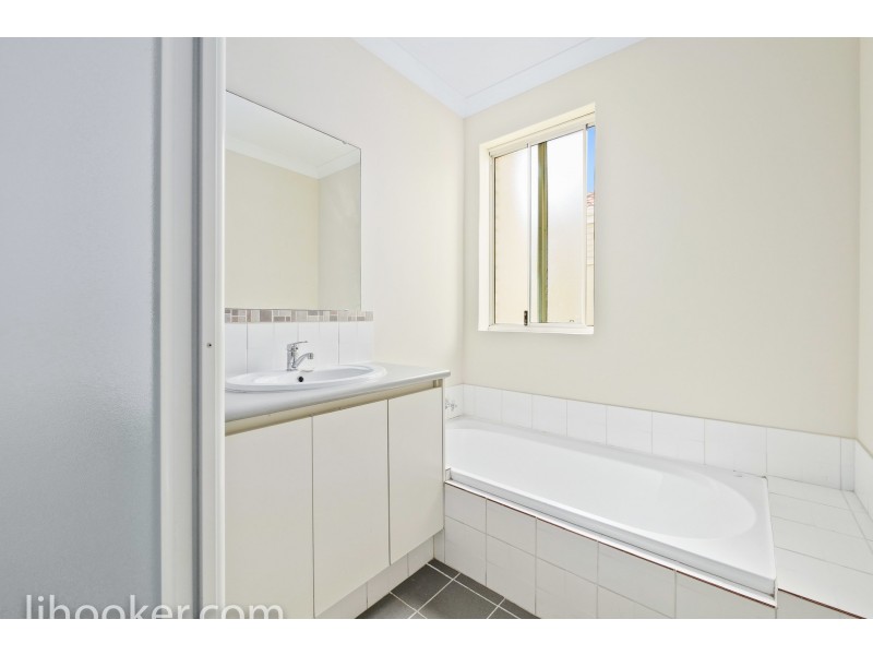 Unit 8/2 Hobby Rtt, Queens Park WA 6107