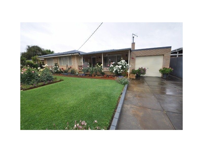 215 Knutsford Av, Kewdale WA 6105