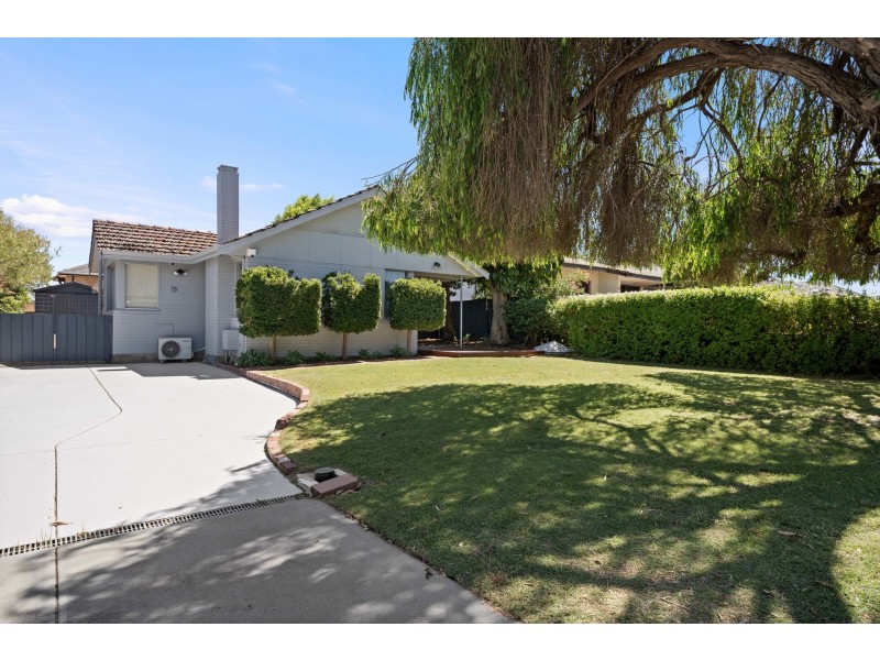 11 Peacock Street, Cloverdale WA 6105