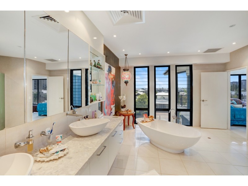 15 Cullen Bay Crescent, Larrakeyah NT 0820