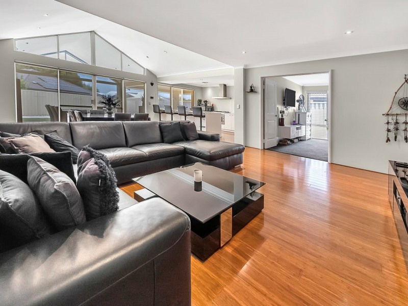 13 Zaragoza Drive, Port Kennedy WA 6172