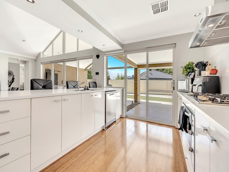 13 Zaragoza Drive, Port Kennedy WA 6172