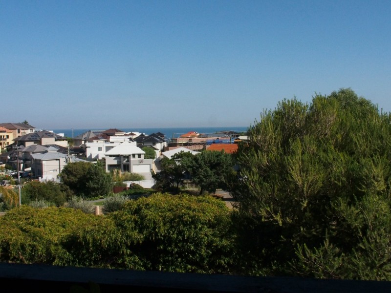 4/12 Ozone Parade, Trigg WA 6029