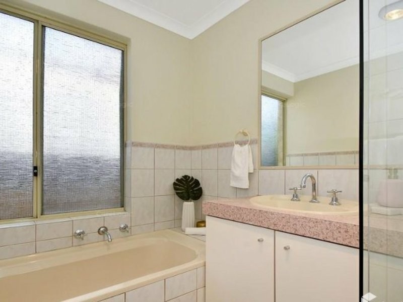 2/2 Crocker Rd, Innaloo WA 6018