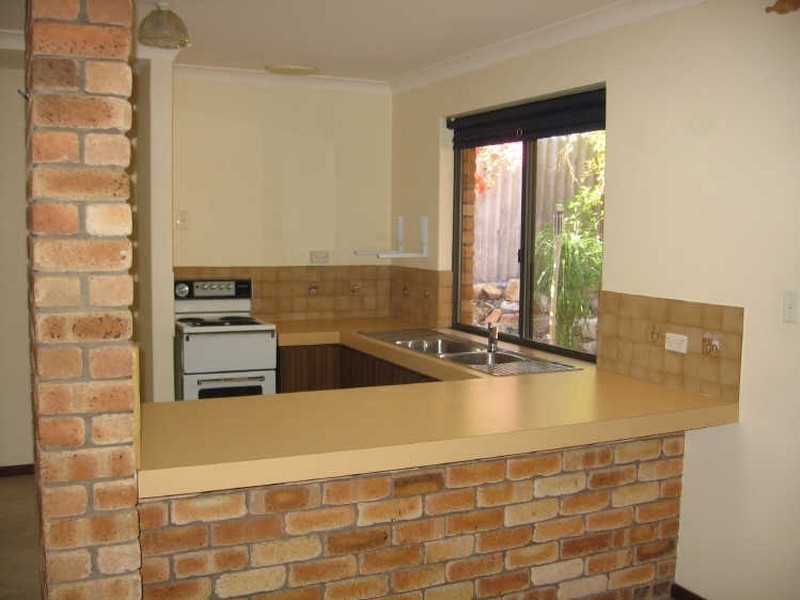 2/10 Kitchener Road, Melville WA 6156