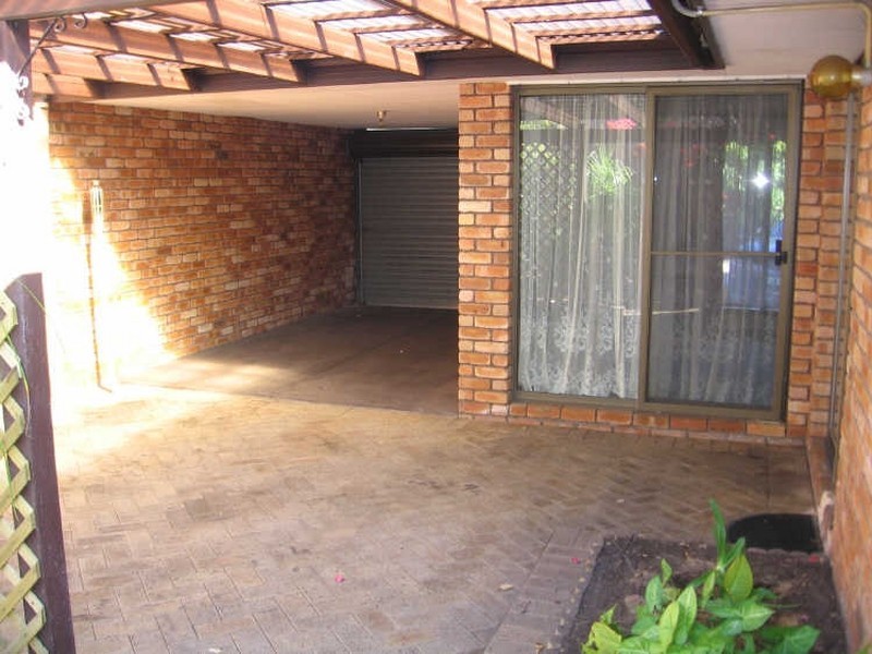 2/10 Kitchener Road, Melville WA 6156